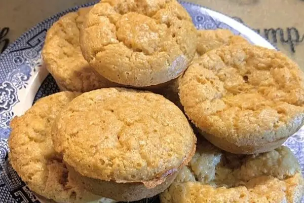 einkorn popovers on a blue willow plate